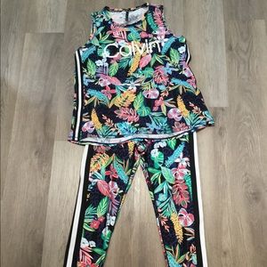 🌴 Tropical vibe sleeveless tee and leggings 🌺